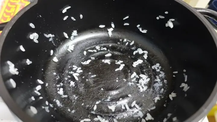 1Nguyên nhân khiến cơm dính nồi