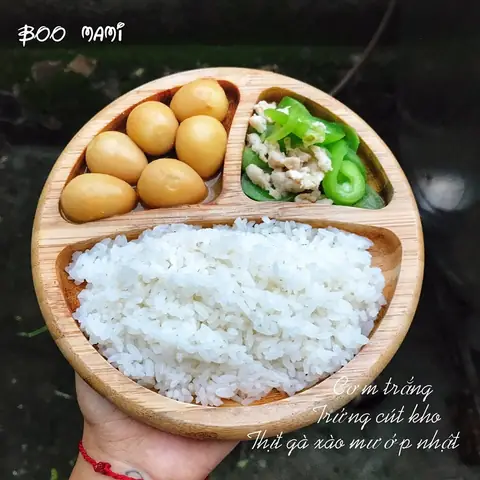 Thực đơn 3: Cơm trắng, trứng cút kho, thịt gà xào mướp nhật