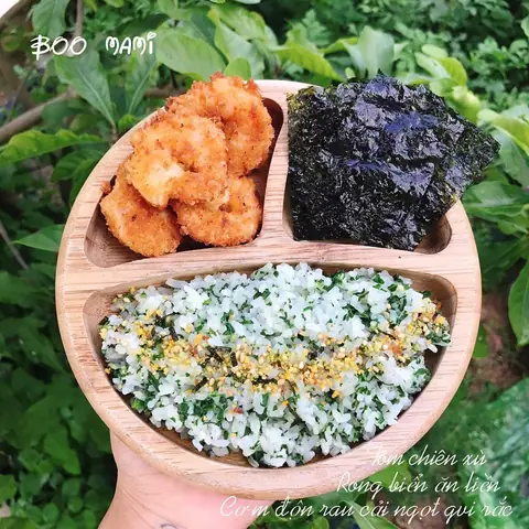 Thực đơn 1: Cơm độn rau cải ngọt rắc gia vị, tôm chiên xù, rong biển ăn liền