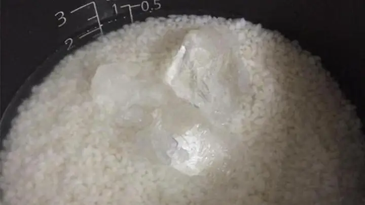 1. Thêm Đá Viên Vào Nồi Cơm Trước Khi Nấu