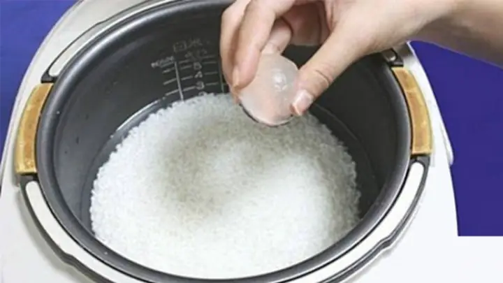 1. Thêm Đá Viên Vào Nồi Cơm Trước Khi Nấu