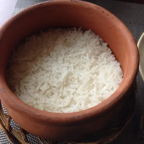 Bước 2: Cho Gạo Và Nước Vào Nồi Bước 2: Cho Gạo Và Nước Vào Nồi