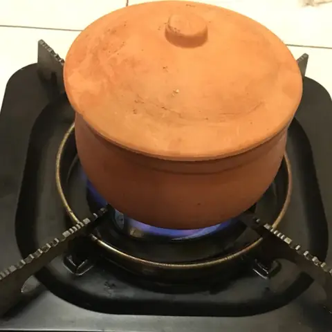 Bước 2: Cho gạo và nước vào nồi Bước 2: Cho gạo và nước vào nồi