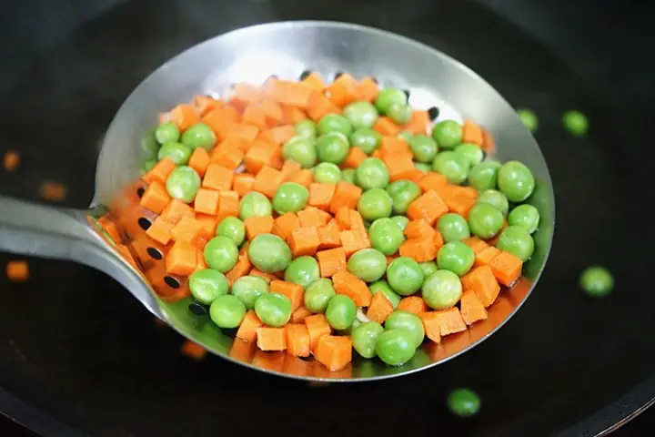 Chỉ Vài Bước Đơn Giản Bạn Đã Có Món Cơm Rang Vừa Ngon Lại Đủ Chất Mà Giá Không Hề Đắt.