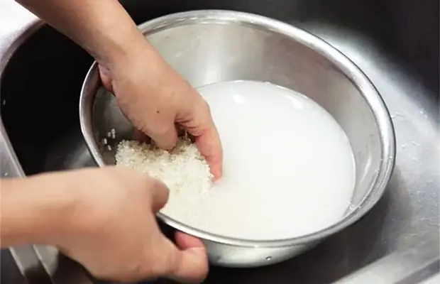 Bước 1: Vo Và Ngâm Gạo