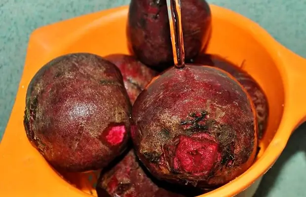 Bước 2: Luộc củ cải đỏ