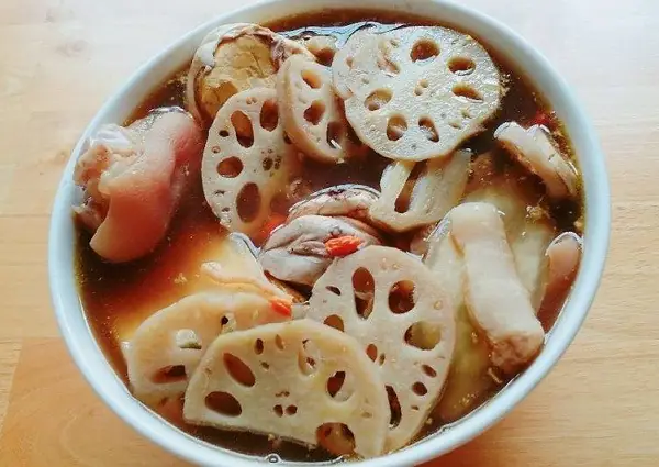 Cách Nấu Củ Sen Chân Giò Mềm Ngọt, Không Bị Hôi?