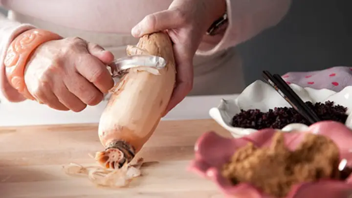 Bước 1: Cắt và gọt vỏ