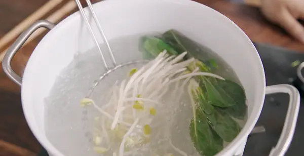 Vào Bếp Kéo Mì Trộn Dầu Ớt Để Có Tô Mì Đậm Chất Trung Hoa Thơm Ngon, Đúng Ý Vào Bếp Kéo Mì Trộn Dầu Ớt Để Có Tô Mì Đậm Chất Trung Hoa Thơm Ngon, Đúng Ý