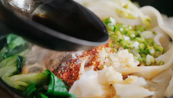 Vào Bếp Kéo Mì Trộn Dầu Ớt Để Có Tô Mì Đậm Chất Trung Hoa Thơm Ngon, Đúng Ý Vào Bếp Kéo Mì Trộn Dầu Ớt Để Có Tô Mì Đậm Chất Trung Hoa Thơm Ngon, Đúng Ý