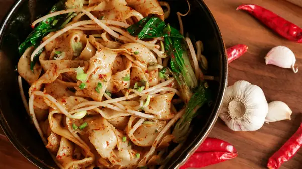 Vào Bếp Kéo Mì Trộn Dầu Ớt Để Có Tô Mì Đậm Chất Trung Hoa Thơm Ngon, Đúng Ý Vào Bếp Kéo Mì Trộn Dầu Ớt Để Có Tô Mì Đậm Chất Trung Hoa Thơm Ngon, Đúng Ý