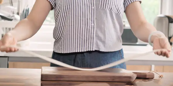 Vào Bếp Kéo Mì Trộn Dầu Ớt Để Có Tô Mì Đậm Chất Trung Hoa Thơm Ngon, Đúng Ý Vào Bếp Kéo Mì Trộn Dầu Ớt Để Có Tô Mì Đậm Chất Trung Hoa Thơm Ngon, Đúng Ý