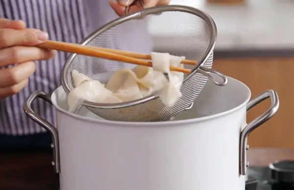 Vào Bếp Kéo Mì Trộn Dầu Ớt Để Có Tô Mì Đậm Chất Trung Hoa Thơm Ngon, Đúng Ý Vào Bếp Kéo Mì Trộn Dầu Ớt Để Có Tô Mì Đậm Chất Trung Hoa Thơm Ngon, Đúng Ý