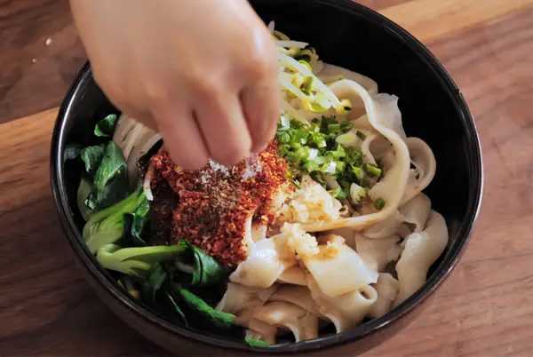 Vào Bếp Kéo Mì Trộn Dầu Ớt Để Có Tô Mì Đậm Chất Trung Hoa Thơm Ngon, Đúng Ý Vào Bếp Kéo Mì Trộn Dầu Ớt Để Có Tô Mì Đậm Chất Trung Hoa Thơm Ngon, Đúng Ý