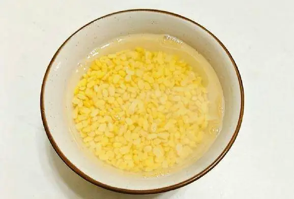 Bước 1: Ngâm Đậu Xanh