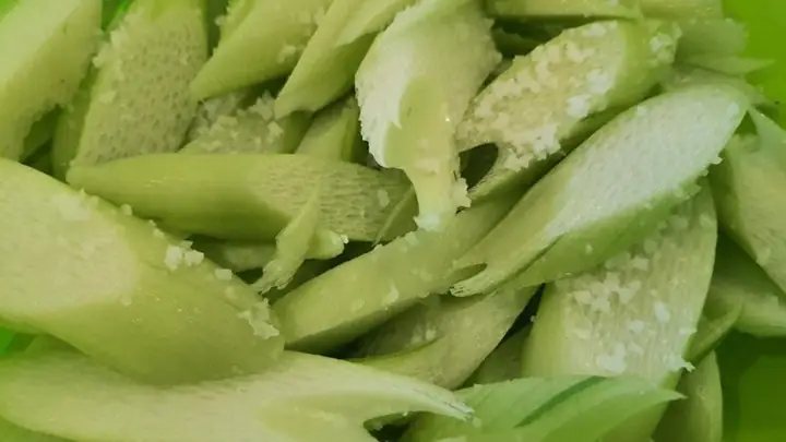 Dọc Mùng Là Loại Nguyên Liệu Phổ Biến Trong Các Bữa Cơm Gia Đình, Tuy Nhiên, Nếu Sơ Chế Không Đúng Cách Dọc Mùng Sẽ Gây Ngứa Và Khó Chịu Khi Ăn. Dọc Mùng Là Loại Nguyên Liệu Phổ Biến Trong Các Bữa Cơm Gia Đình, Tuy Nhiên, Nếu Sơ Chế Không Đúng Cách Dọc Mùng Sẽ Gây Ngứa Và Khó Chịu Khi Ăn.