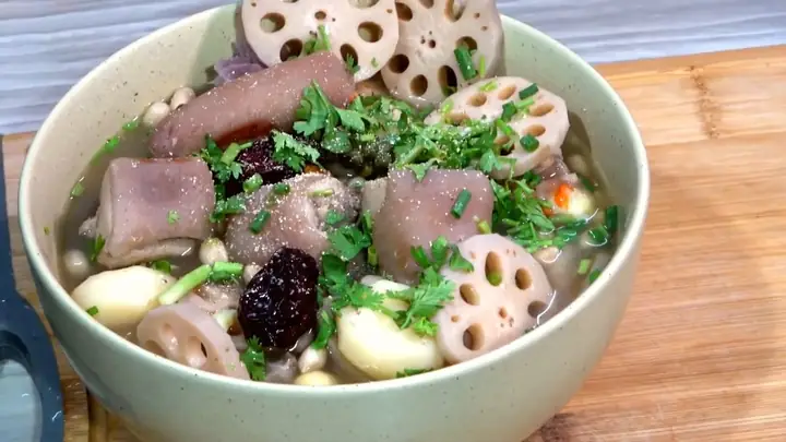 Đuôi Heo Hầm Củ Sen