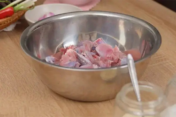 Bước 2: Cách Ướp Ếch Xào Sả Ớt