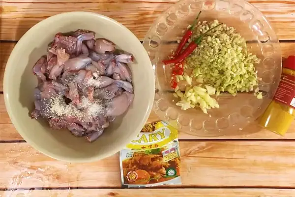 Bước 2: Cách Ướp Ếch Xào Sả Ớt