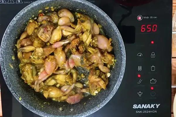 Bước 3: Cách Xào Ếch Với Sả Ớt