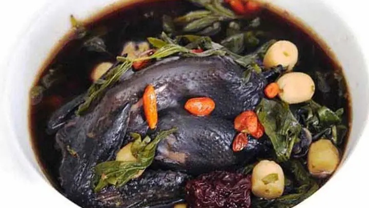 1Cách nấu gà ác hầm đậu đen