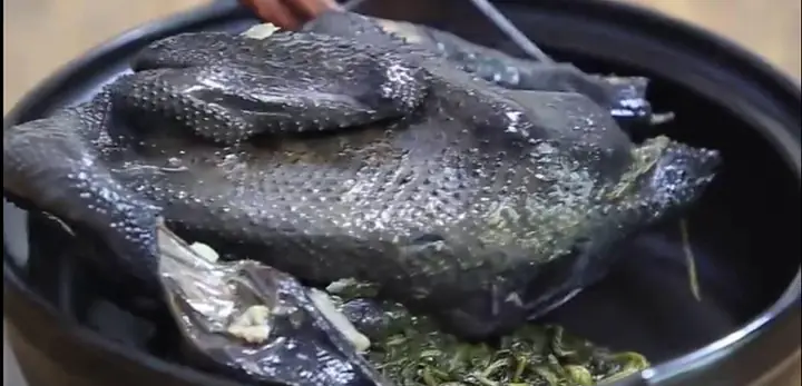 Gà ác tần (hầm) ngải cứu