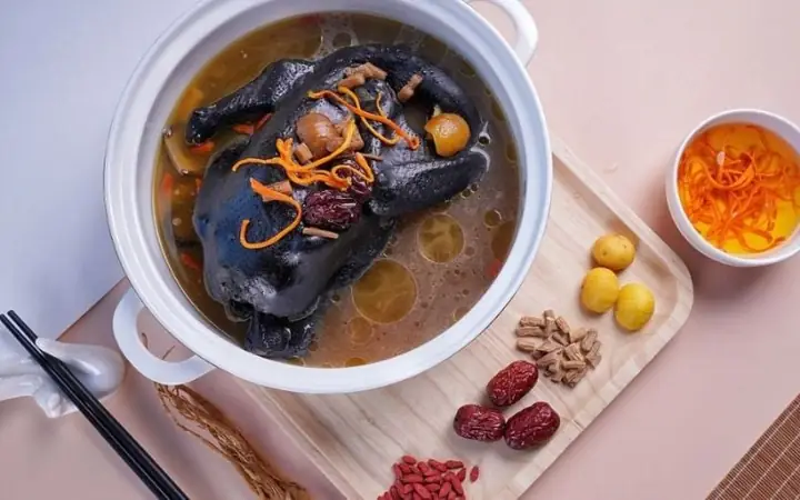 Gà ác tiềm thuốc bắc có công dụng gì? Gà ác tiềm thuốc bắc có công dụng gì?