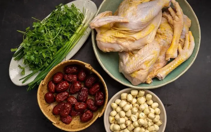 Cách nấu gà hầm thuốc bắc hạt sen