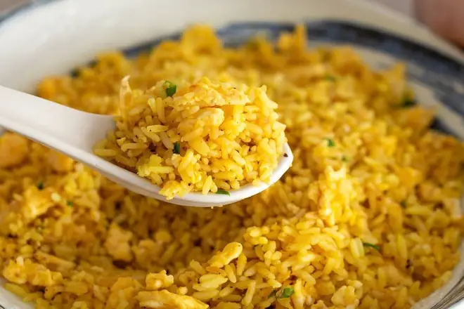 2. Cách làm cơm gà chiên mắm tỏi cùng Cơm gà Singapore