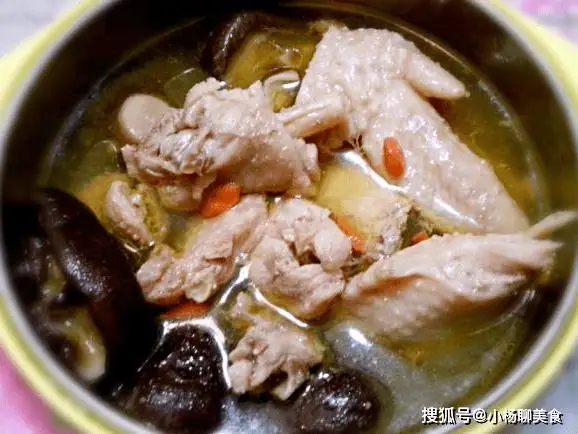 Dưới Đây Là Bí Quyết Hầm Gà Gia Truyền. Làm Theo Cách Này, Món Ăn Sẽ Vô Cùng Thơm Ngon Và Vừa Miệng.