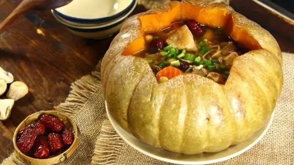 Bí đỏ hầm gà có mùi thơm đặc trưng và vị ngọt tự nhiên của bí, thịt gà, món ăn này rất dễ ăn mà lại vô cùng cuốn hút.