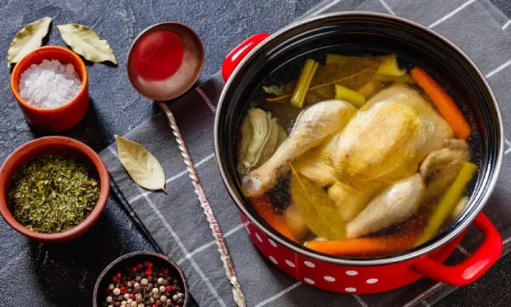 Cách nấu gà hầm sâm lá ngải cứu bổ dưỡng, thơm ngon tại nhà