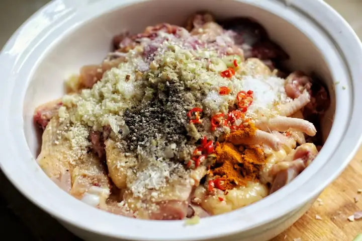 Bước 2: Ướp gà Bước 2: Ướp gà