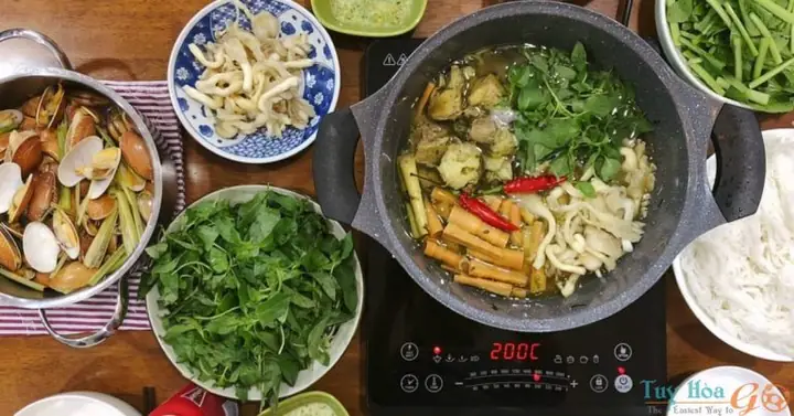 Dọn món lẩu gà lá é Dọn món lẩu gà lá é