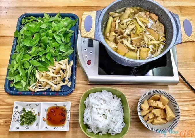 Ăn lẩu gà lá é đúng gu Phú Yên Ăn lẩu gà lá é đúng gu Phú Yên