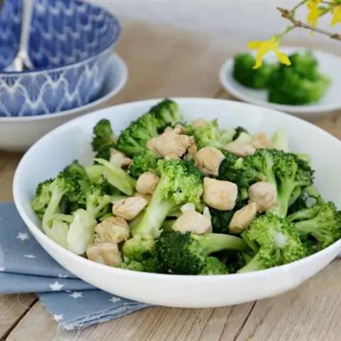 Ức Gà Phi Lê Xào Bông Cải Xanh