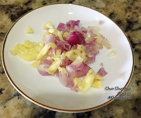 Thịt gà thơm mềm, ngấm kỹ gia vị với vị mặn mặn, ngòn ngọt ăn cùng cơm trắng ngon tuyệt. Cùng bếp eva học cách làm đùi gà rô ti nước dừa tuyệt ngon cho bữa cơm gia đình. Thịt gà thơm mềm, ngấm kỹ gia vị với vị mặn mặn, ngòn ngọt ăn cùng cơm trắng ngon tuyệt. Cùng bếp eva học cách làm đùi gà rô ti nước dừa tuyệt ngon cho bữa cơm gia đình.