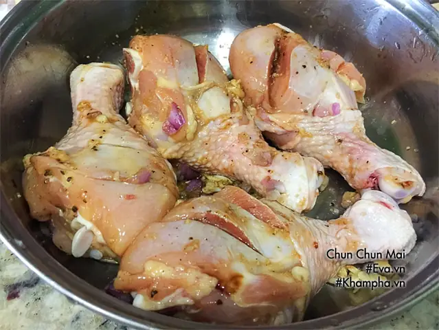 Thịt gà thơm mềm, ngấm kỹ gia vị với vị mặn mặn, ngòn ngọt ăn cùng cơm trắng ngon tuyệt. Cùng bếp eva học cách làm đùi gà rô ti nước dừa tuyệt ngon cho bữa cơm gia đình. Thịt gà thơm mềm, ngấm kỹ gia vị với vị mặn mặn, ngòn ngọt ăn cùng cơm trắng ngon tuyệt. Cùng bếp eva học cách làm đùi gà rô ti nước dừa tuyệt ngon cho bữa cơm gia đình.