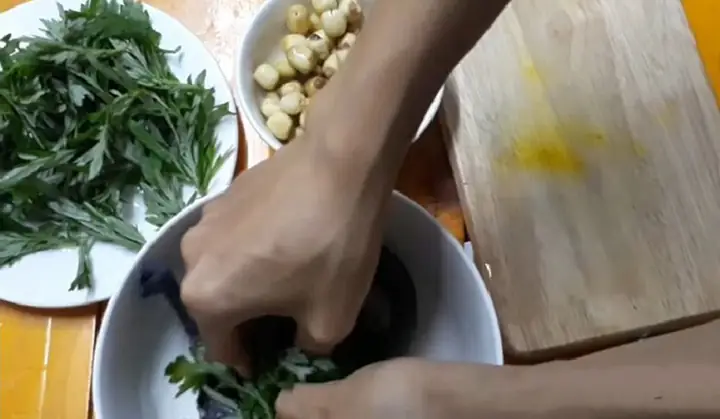 Hầm gà tần ngải cứu