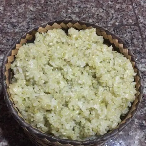 Khẩu rang được cho là ngon sẽ có màu trắng trong, hơi đục không giống màu trắng bạc như gạo nếp thường. Và cách nấu gạo khẩu rang cũng khó hơn so với gạo nếp thông thường.