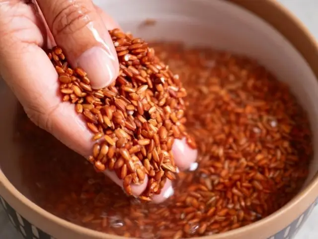 Bước 1: Sơ Chế Và Ngâm Gạo