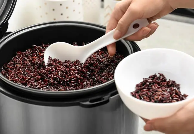 Bước 3: Nấu Cơm Gạo Lứt Bằng Nồi Cơm Điện