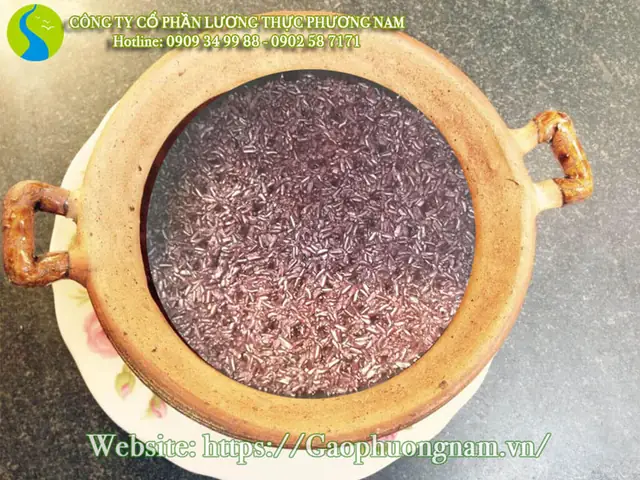 Nấu cơm gạo lứt tím với nồi đất Nấu cơm gạo lứt tím với nồi đất