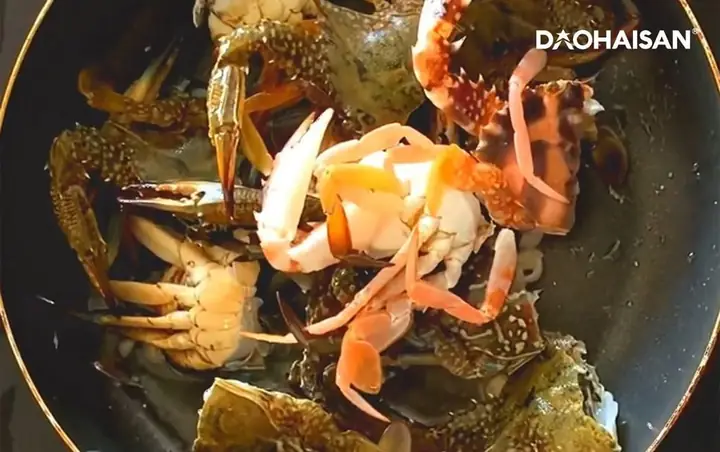 Bước 2: Xào Ghẹ Với Lửa Lớn
