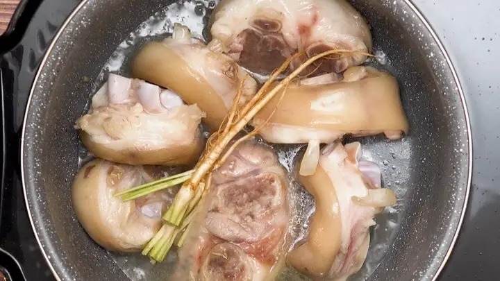 2Hầm chân giò bằng nồi ủ 2Hầm chân giò bằng nồi ủ