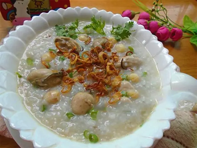 3. Cách nấu cháo hàu cho em bé với nấm rơm làm tại nhà