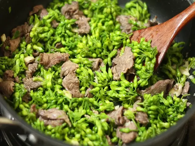 2.3. Cách nấu thịt lợn xào hoa thiên lý 2.3. Cách nấu thịt lợn xào hoa thiên lý