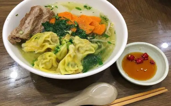 Nấu nước dùng hoành thánh