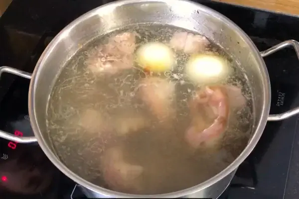 Bước 2: Nấu Nước Dùng