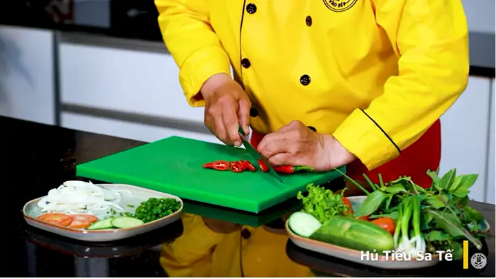 Bước 8: Cắt rau củ ăn kèm: Bước 8: Cắt rau củ ăn kèm: